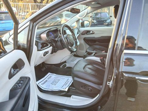 Used 2019 Chrysler Pacifica Touring-L image 7