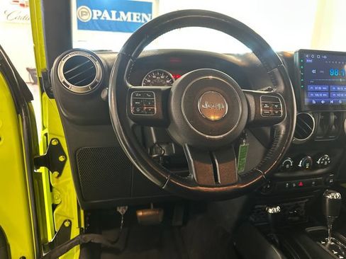 Used 2017 Jeep Wrangler Sahara w/ Connectivity Group AWD/4WD image 13