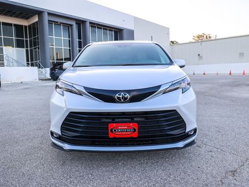 Certified 2026 Toyota Sienna XLE FWD image 3