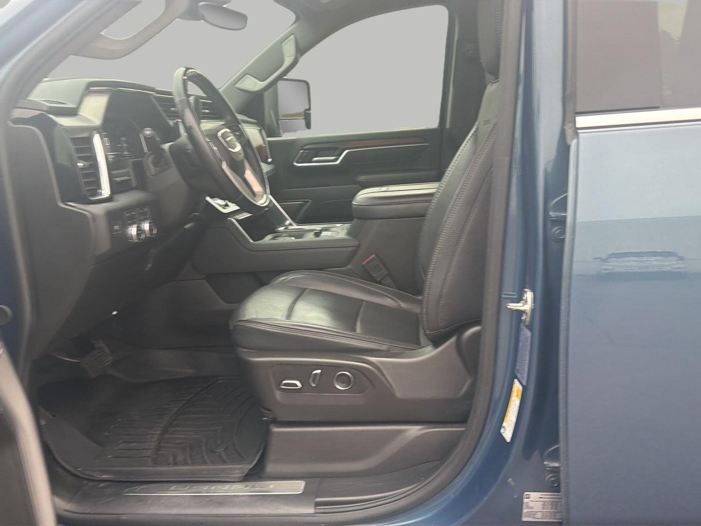 Used 2025 GMC Sierra 3500 Denali w/ Technology Package AWD/4WD image 13