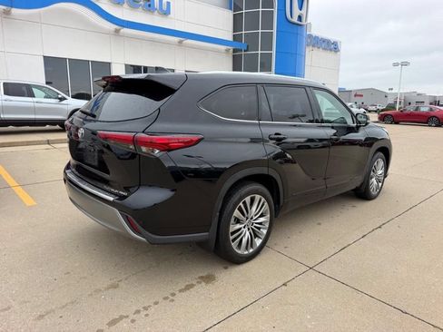 Used 2023 Toyota Highlander Platinum AWD/4WD image 2