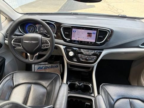 Used 2024 Chrysler Pacifica Limited FWD image 31