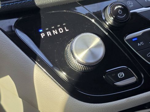 Used 2021 Chrysler Pacifica Touring-L FWD image 15