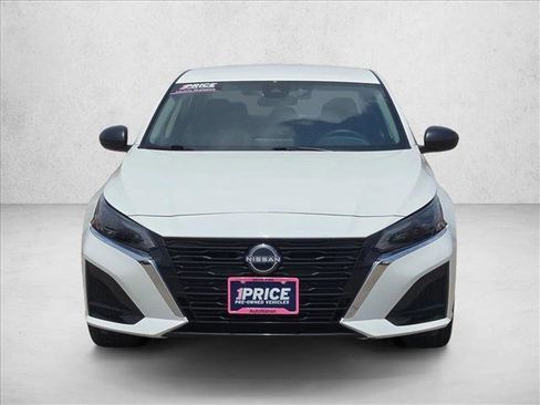 Used 2025 Nissan Altima 2.5 SV FWD image 2