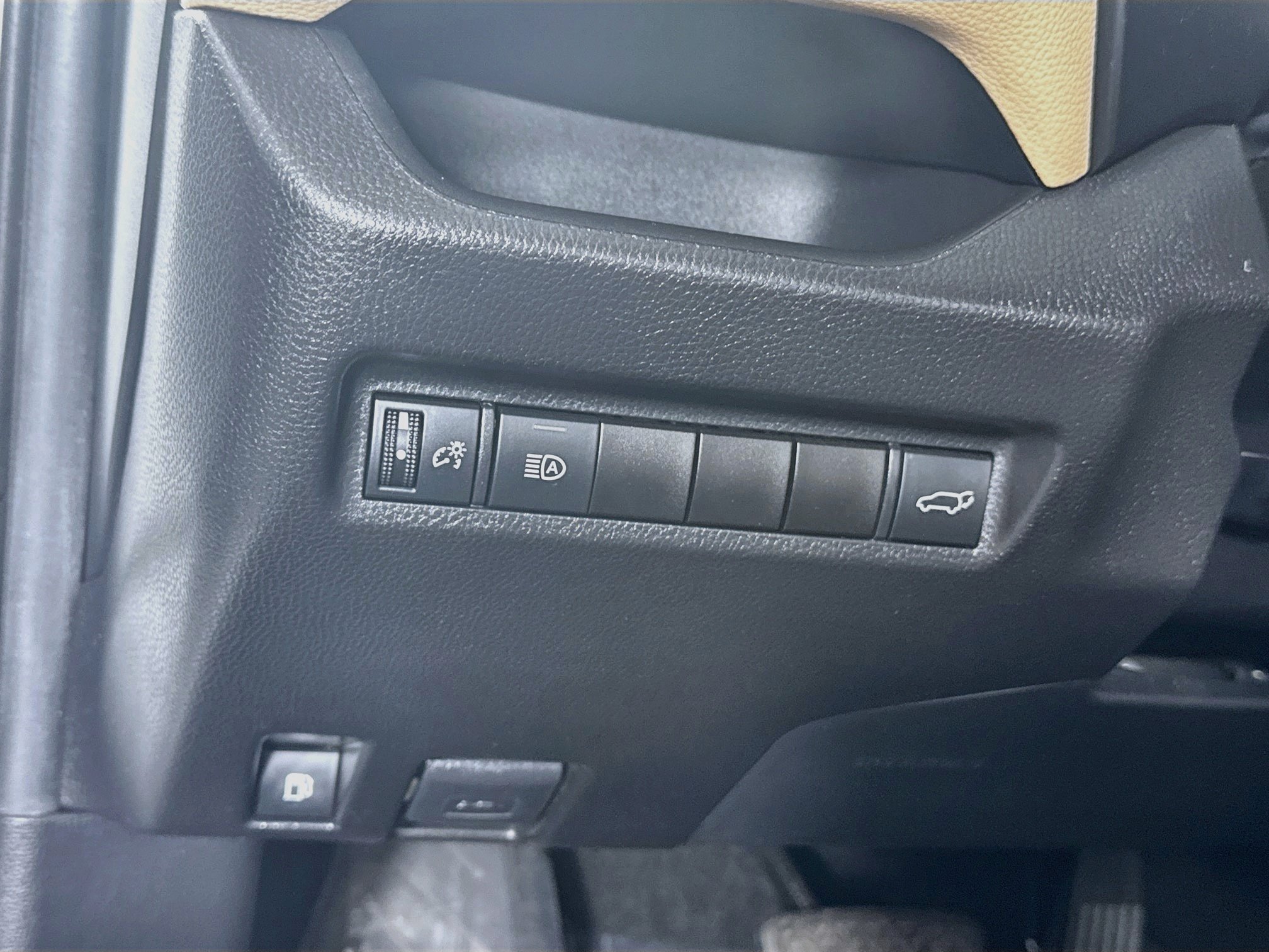 Certified 2021 Toyota RAV4 XLE Premium AWD/4WD image 11
