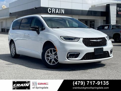 Used 2024 Chrysler Pacifica Touring-L FWD image 1