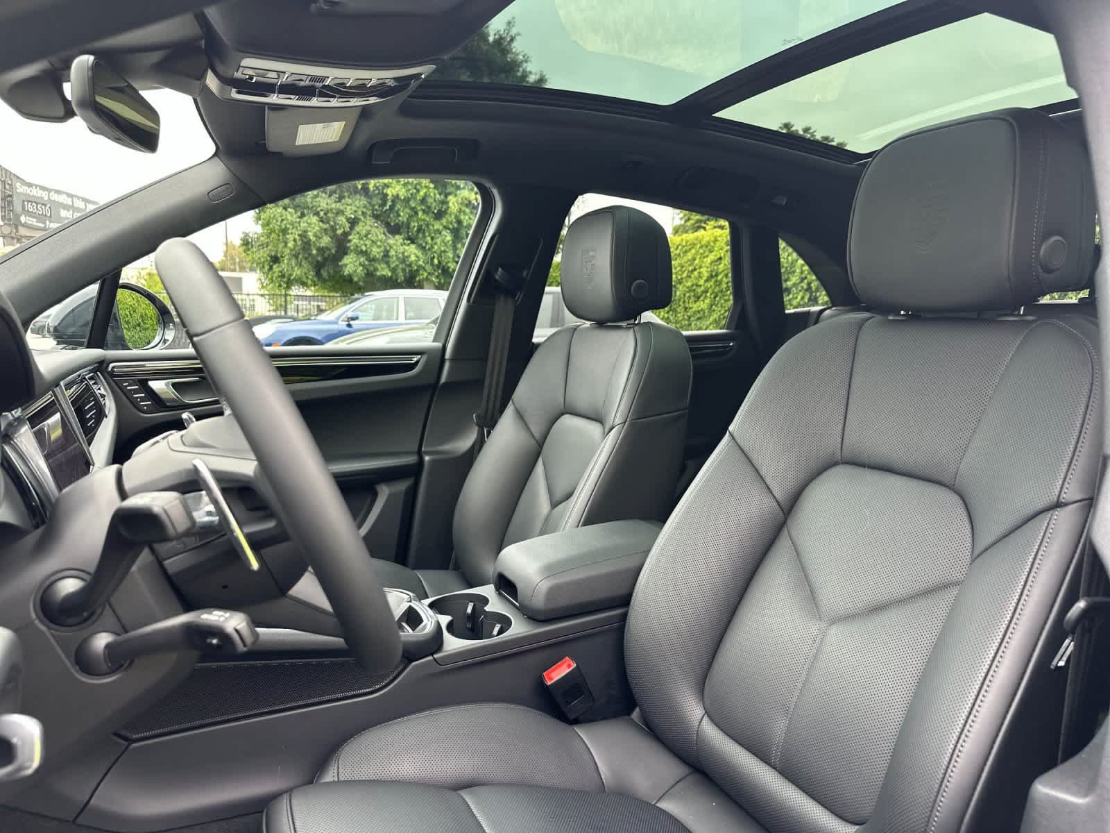 Certified 2026 Porsche Macan AWD/4WD image 5