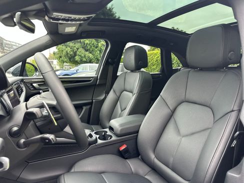 Certified 2026 Porsche Macan AWD/4WD image 5