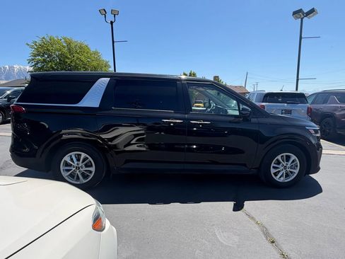 Used 2024 Kia Carnival LX FWD image 3