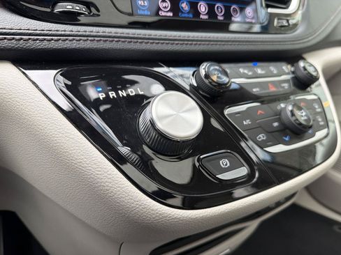 Used 2020 Chrysler Pacifica Limited w/ Advanced Safetytec Group FWD image 29