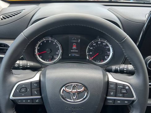 Used 2022 Toyota Highlander LE AWD/4WD image 12