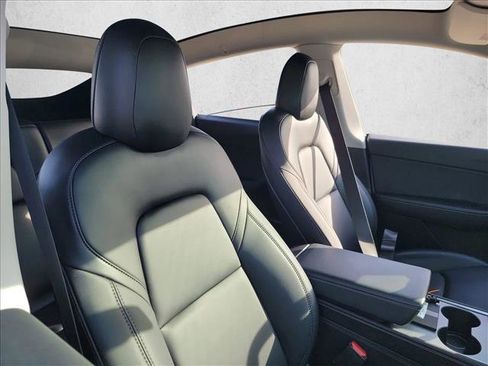 Used 2022 Tesla Model Y Long Range image 15