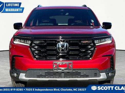 Used 2025 Honda Pilot TrailSport image 2