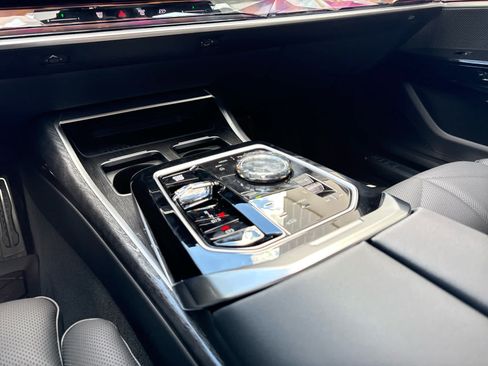 Used 2026 BMW 740i xDrive w/ Premium Package AWD/4WD image 9