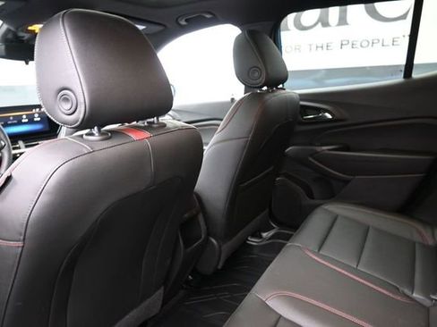 Used 2025 Chevrolet Trax RS w/ Sunroof Package FWD image 23
