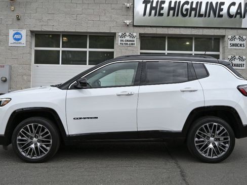 Used 2022 Jeep Compass Limited w/ Elite Group AWD/4WD image 3