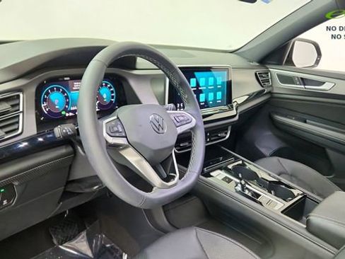 Used 2024 Volkswagen Atlas Cross Sport SE w/ Black Wheel Package FWD image 18