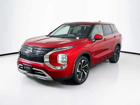 Used 2024 Mitsubishi Outlander SE image 3