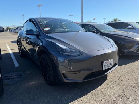 Used 2023 Tesla Model Y Long Range AWD/4WD image 1