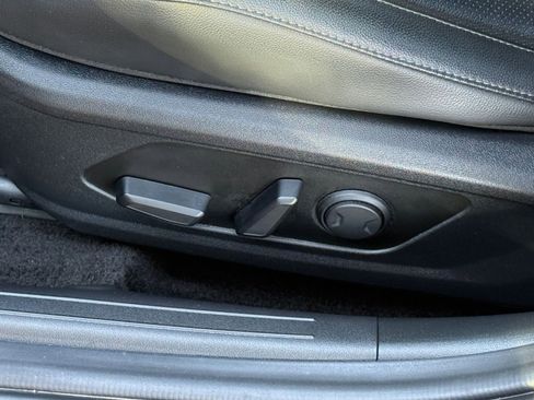 Used 2025 Hyundai Elantra Limited image 23