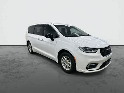 Used 2025 Chrysler Pacifica Select FWD image 5