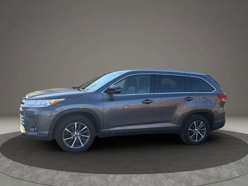 Used 2019 Toyota Highlander XLE FWD image 2