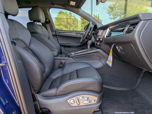 Certified 2025 Porsche Macan AWD/4WD image 25