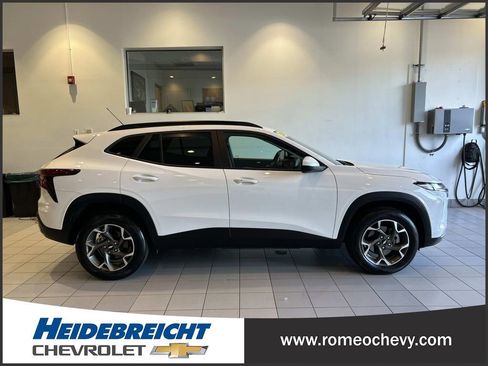 Used 2024 Chevrolet Trax LT w/ Driver Confidence Package FWD image 2
