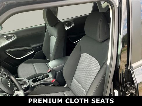 Used 2023 Kia Soul LX w/ LX Technology Package FWD image 7