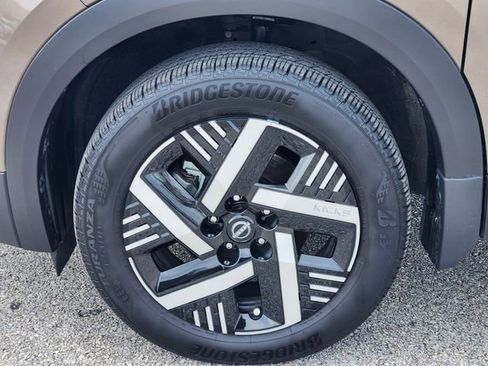 Used 2025 Nissan Kicks SV image 8