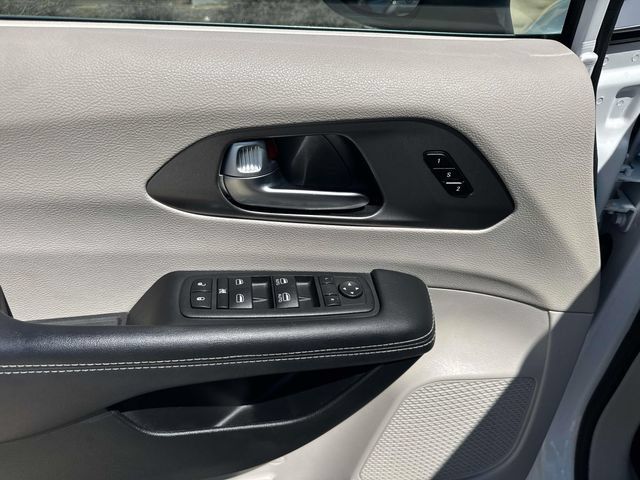 Used 2023 Chrysler Pacifica Touring-L FWD image 26