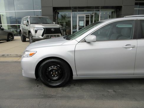 Used 2010 Toyota Camry LE FWD image 2