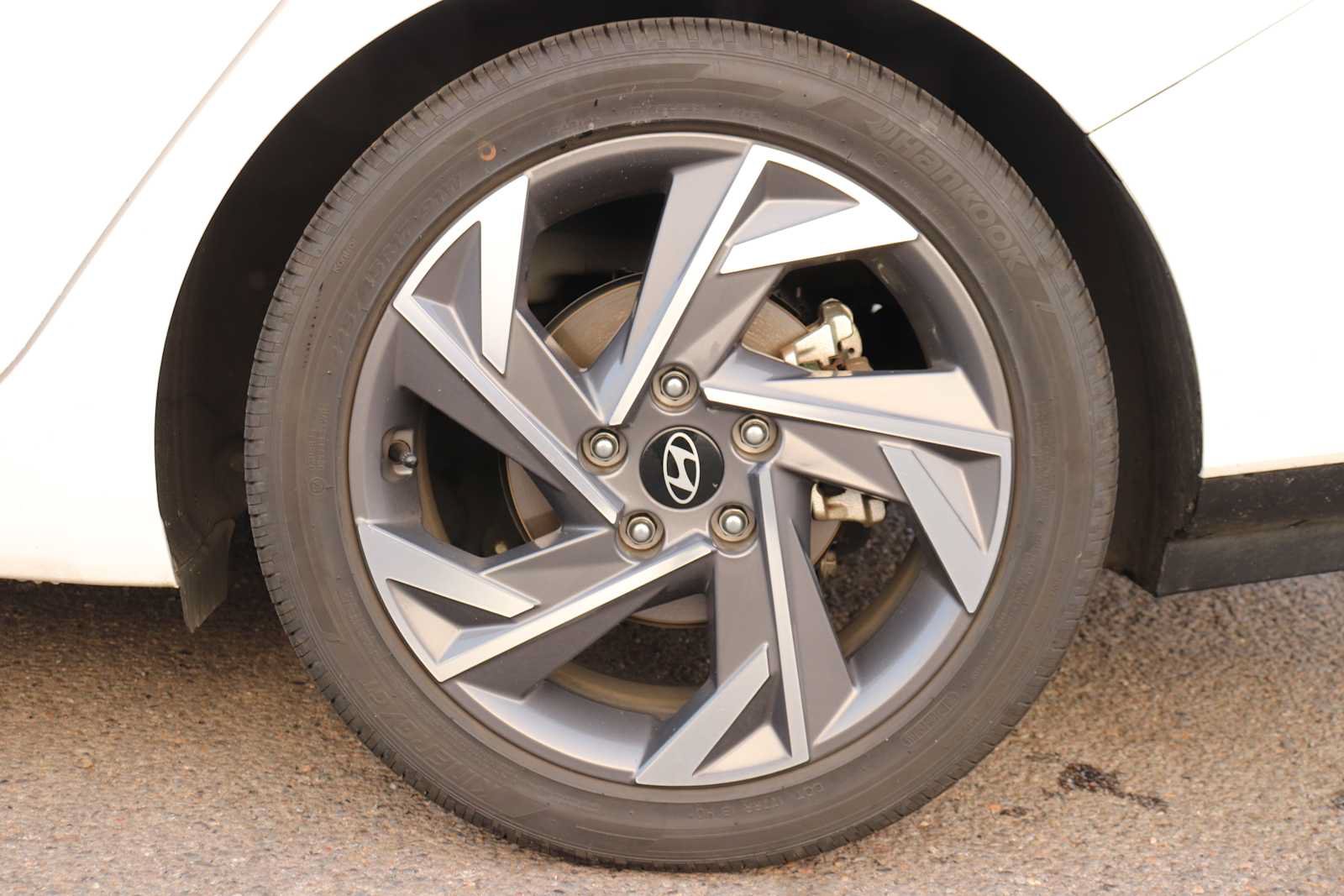 Used 2025 Hyundai Elantra Limited FWD image 9