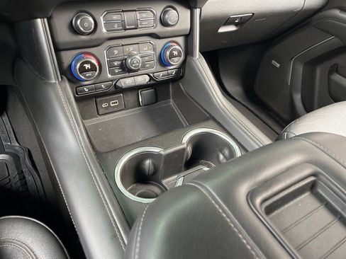 Used 2022 Chevrolet Suburban LT image 39