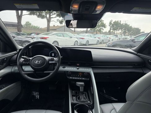 Used 2025 Hyundai Elantra Limited image 31