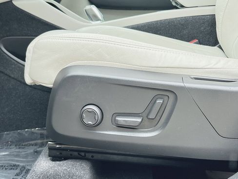 Used 2023 Volvo XC40 B5 Plus image 14