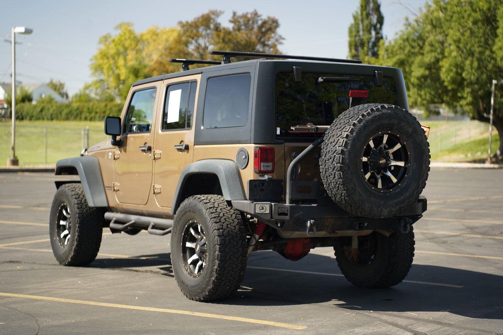 Used 2015 Jeep Wrangler Unlimited Rubicon w/ Connectivity Group AWD/4WD image 3