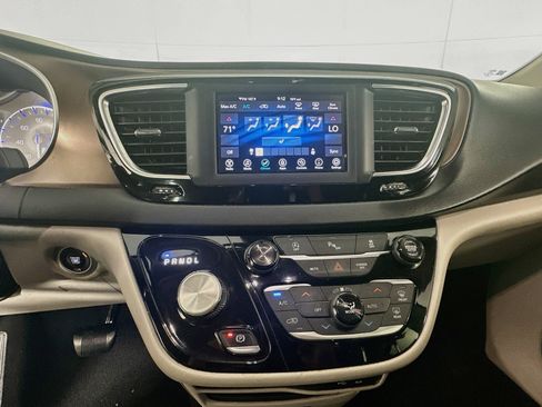 Used 2018 Chrysler Pacifica Touring-L FWD image 23