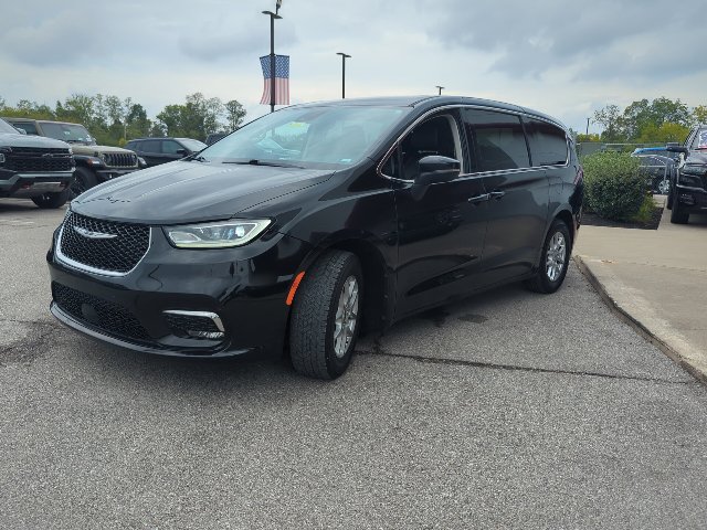 Used 2023 Chrysler Pacifica Touring-L FWD image 5