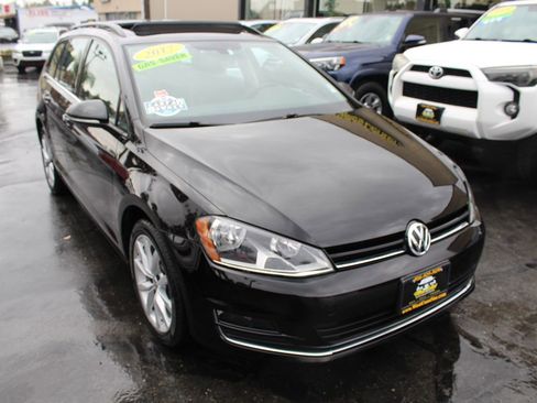 Used 2017 Volkswagen Golf SE image 8