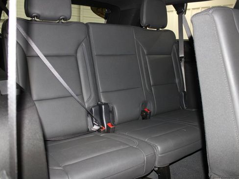 Used 2025 Chevrolet Suburban Z71 image 26