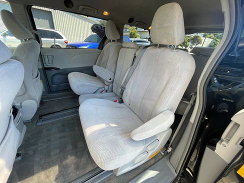 Used 2013 Toyota Sienna LE FWD image 13