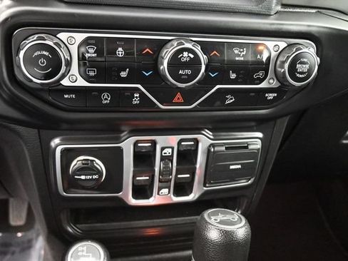 Used 2018 Jeep Wrangler Unlimited Sahara AWD/4WD image 11