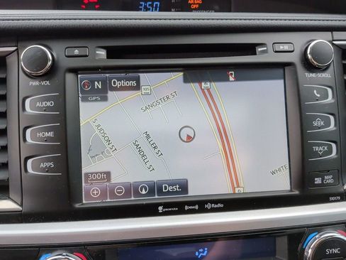 Used 2018 Toyota Highlander SE image 27