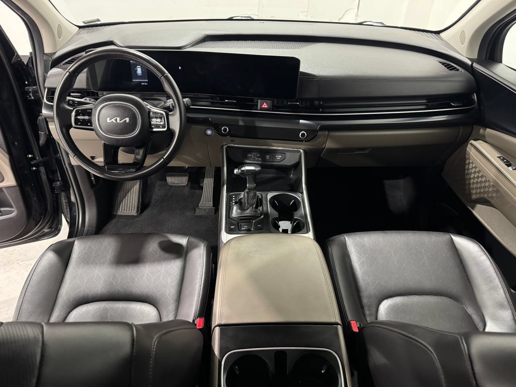 Used 2025 Kia Carnival FWD image 30
