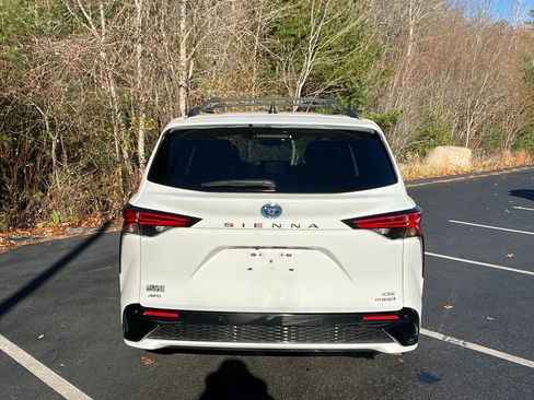 Used 2024 Toyota Sienna XSE image 4