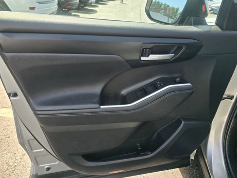 Used 2021 Toyota Highlander XLE image 17