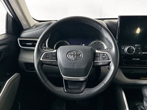 Used 2023 Toyota Highlander XLE image 18