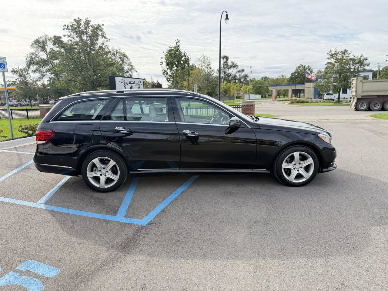 Used 2015 Mercedes-Benz E 350 4MATIC Wagon image 4