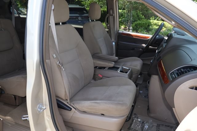 Used 2015 Chrysler Town & Country Touring FWD image 21